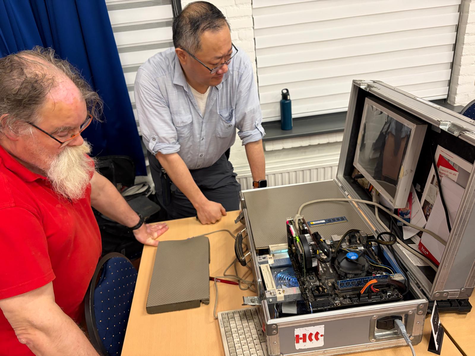 2 mensen aan een laptop werkend