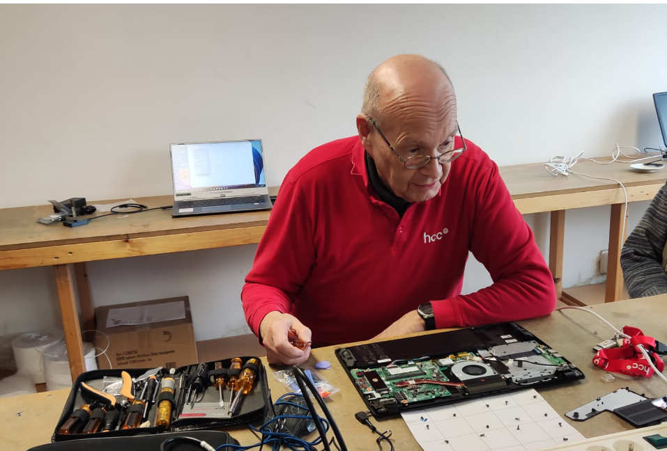 martin met open laptop