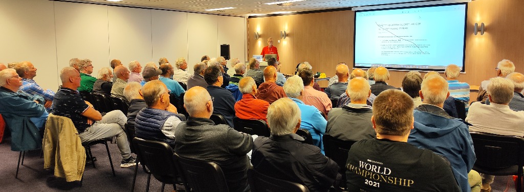 zaal mensen die naar een presentatie kijkt