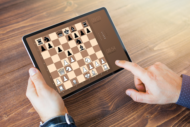 2 handen die een schaakcomputer vasthouden