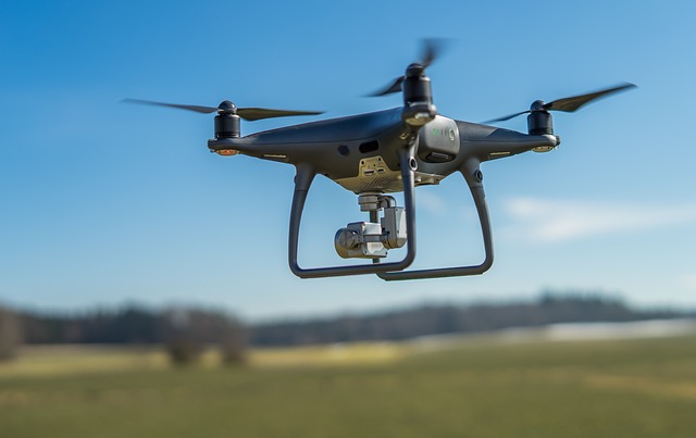 vliegende drone boven vervaagd landschap